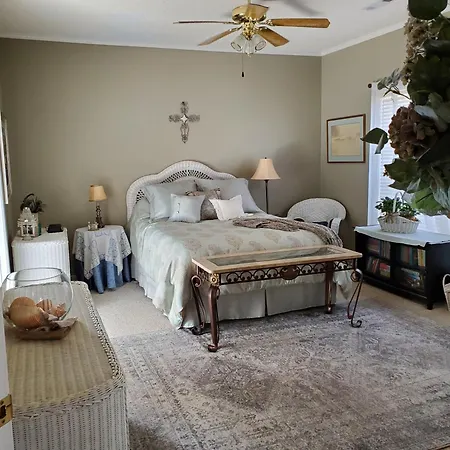 Sweet Studio En Suite Available!!!
